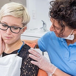 emergency dentist helping patient with tooth pain